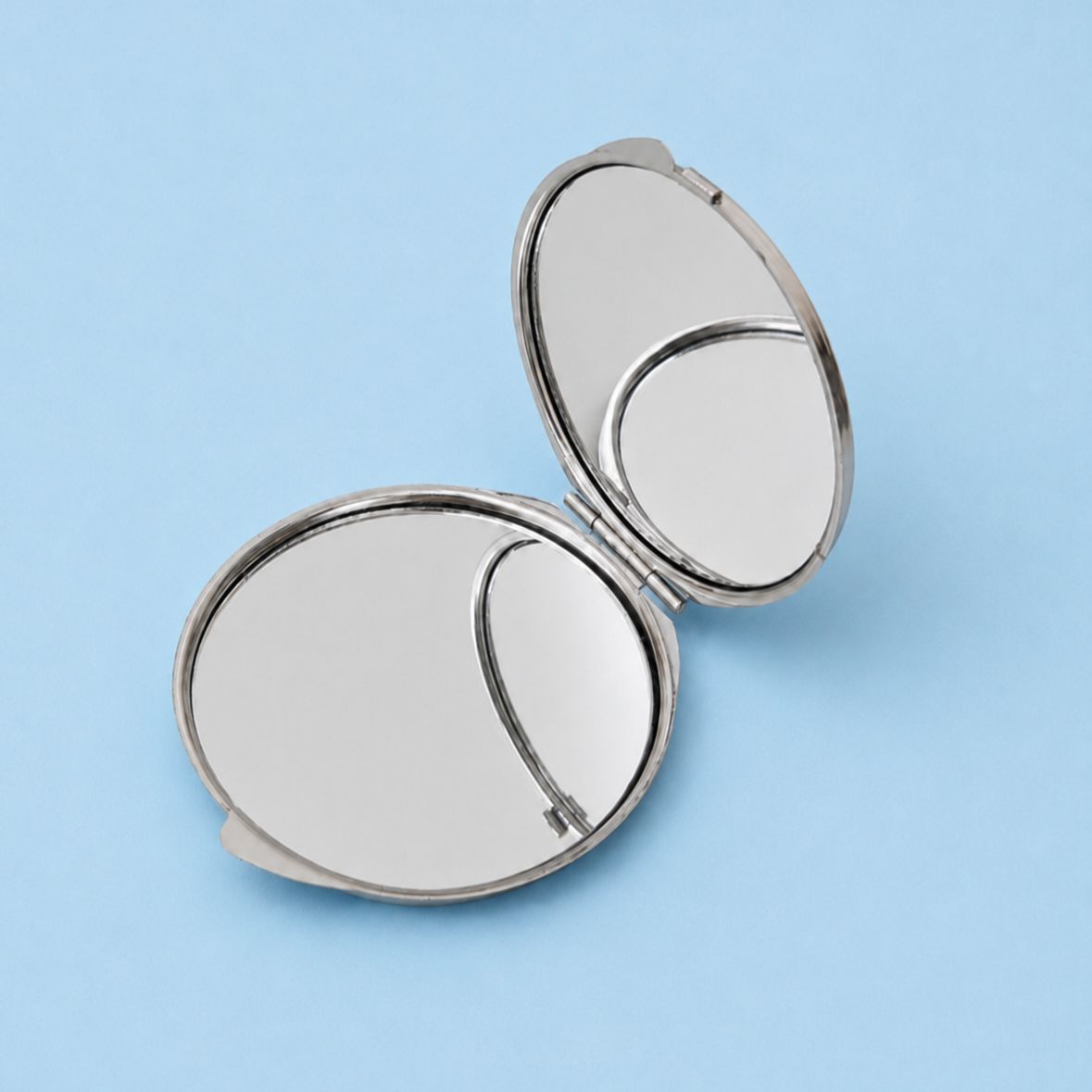 Yekhze العين Mirror